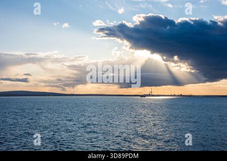 Tramonto sul porto di Dublino in Irlanda visto dall'Oceano Atlantico Foto Stock
