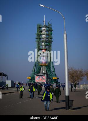 Baikonur, Kazakistan. 24 novembre 2025. Il razzo russo Soyuz MS-28 in posizione verticale con i bracci del gantry chiusi dopo il lancio sulla rampa di lancio 31 presso il cosmodromo di Baikonur, il 24 novembre 2025, a Baikonur, Kazakistan. Il lancio della navicella spaziale è previsto per il 27 novembre con 74 membri dell'equipaggio: L'astronauta della NASA Chris Williams, i cosmonauti Roscosmos Sergey Kud-Sverchkov e Sergei Mikaev alla stazione spaziale Internazionale. Crediti: Bill Ingalls/NASA/Alamy Live News Foto Stock