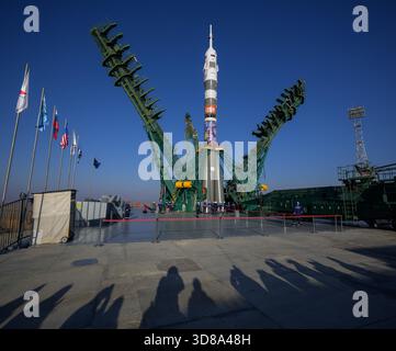 Baikonur, Kazakistan. 24 novembre 2025. Il razzo russo Soyuz MS-28 in posizione verticale con i bracci del gantry che si chiudono dopo il lancio sulla rampa di lancio 31 presso il cosmodromo di Baikonur, 24 novembre 2025, a Baikonur, Kazakistan. Il lancio della navicella spaziale è previsto per il 27 novembre con 74 membri dell'equipaggio: L'astronauta della NASA Chris Williams, i cosmonauti Roscosmos Sergey Kud-Sverchkov e Sergei Mikaev alla stazione spaziale Internazionale. Crediti: Bill Ingalls/NASA/Alamy Live News Foto Stock
