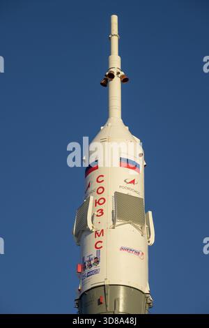 Baikonur, Kazakistan. 24 novembre 2025. Il razzo russo Soyuz MS-28 in posizione verticale dopo il lancio sulla piattaforma di lancio 31 presso il cosmodromo di Baikonur, il 24 novembre 2025, a Baikonur, Kazakistan. Il lancio della navicella spaziale è previsto per il 27 novembre con 74 membri dell'equipaggio: L'astronauta della NASA Chris Williams, i cosmonauti Roscosmos Sergey Kud-Sverchkov e Sergei Mikaev alla stazione spaziale Internazionale. Crediti: Bill Ingalls/NASA/Alamy Live News Foto Stock