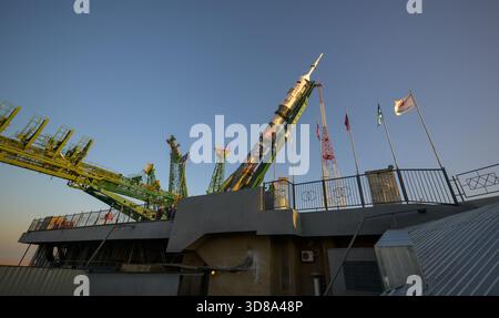 Baikonur, Kazakistan. 24 novembre 2025. Il razzo russo Soyuz MS-28 è sollevato in posizione verticale dopo il lancio sul pad di lancio 31 presso il cosmodromo di Baikonur, il 24 novembre 2025, a Baikonur, Kazakistan. Il lancio della navicella spaziale è previsto per il 27 novembre con 74 membri dell'equipaggio: L'astronauta della NASA Chris Williams, i cosmonauti Roscosmos Sergey Kud-Sverchkov e Sergei Mikaev alla stazione spaziale Internazionale. Crediti: Bill Ingalls/NASA/Alamy Live News Foto Stock