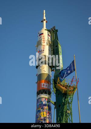 Baikonur, Kazakistan. 24 novembre 2025. Il razzo russo Soyuz MS-28 in posizione verticale dopo il lancio sulla piattaforma di lancio 31 presso il cosmodromo di Baikonur, il 24 novembre 2025, a Baikonur, Kazakistan. Il lancio della navicella spaziale è previsto per il 27 novembre con 74 membri dell'equipaggio: L'astronauta della NASA Chris Williams, i cosmonauti Roscosmos Sergey Kud-Sverchkov e Sergei Mikaev alla stazione spaziale Internazionale. Crediti: Bill Ingalls/NASA/Alamy Live News Foto Stock