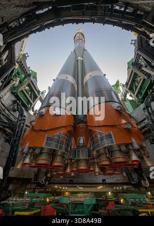 Baikonur, Kazakistan. 24 novembre 2025. Primo piano del massiccio motore russo Soyuz 2 per trasportare il razzo MS-28 nello spazio dopo il lancio sulla rampa di lancio 31 presso il cosmodromo di Baikonur, il 24 novembre 2025, a Baikonur, Kazakistan. Il lancio della navicella spaziale è previsto per il 27 novembre con 74 membri dell'equipaggio: L'astronauta della NASA Chris Williams, i cosmonauti Roscosmos Sergey Kud-Sverchkov e Sergei Mikaev alla stazione spaziale Internazionale. Crediti: Bill Ingalls/NASA/Alamy Live News Foto Stock