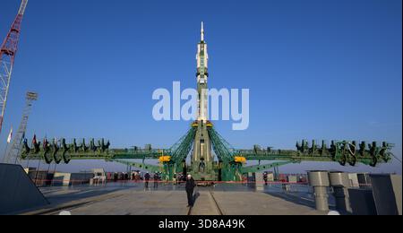 Baikonur, Kazakistan. 24 novembre 2025. Il razzo russo Soyuz MS-28 in posizione verticale dopo il lancio sulla piattaforma di lancio 31 presso il cosmodromo di Baikonur, il 24 novembre 2025, a Baikonur, Kazakistan. Il lancio della navicella spaziale è previsto per il 27 novembre con 74 membri dell'equipaggio: L'astronauta della NASA Chris Williams, i cosmonauti Roscosmos Sergey Kud-Sverchkov e Sergei Mikaev alla stazione spaziale Internazionale. Crediti: Bill Ingalls/NASA/Alamy Live News Foto Stock