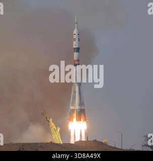 Baikonur, Kazakistan. 27 novembre 2025. Il razzo russo Sojuz MS-28 esplode dalla rampa di lancio 31 al cosmodromo di Baikonur, il 27 novembre 2025, a Baikonur, Kazakistan. La nave spaziale trasporta i membri dell'equipaggio della Expedition 74: L'astronauta della NASA Chris Williams, i cosmonauti Roscosmos Sergey Kud-Sverchkov e Sergei Mikaev alla stazione spaziale Internazionale. Crediti: Bill Ingalls/NASA/Alamy Live News Foto Stock