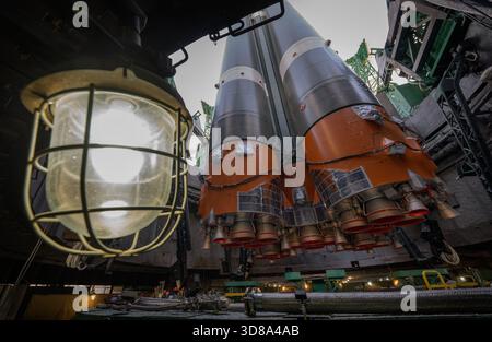 Baikonur, Kazakistan. 24 novembre 2025. Primo piano del massiccio motore russo Soyuz 2 per trasportare il razzo MS-28 nello spazio dopo il lancio sulla rampa di lancio 31 presso il cosmodromo di Baikonur, il 24 novembre 2025, a Baikonur, Kazakistan. Il lancio della navicella spaziale è previsto per il 27 novembre con 74 membri dell'equipaggio: L'astronauta della NASA Chris Williams, i cosmonauti Roscosmos Sergey Kud-Sverchkov e Sergei Mikaev alla stazione spaziale Internazionale. Crediti: Bill Ingalls/NASA/Alamy Live News Foto Stock