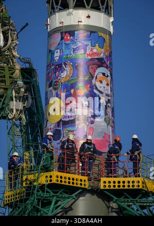Baikonur, Kazakistan. 24 novembre 2025. I tecnici Roscosmos controllano il razzo russo Soyuz MS-28 in posizione verticale prima di chiudere i bracci del gantry dopo il lancio sul pad di lancio 31 presso il cosmodromo di Baikonur, 24 novembre 2025, a Baikonur, Kazakistan. Il lancio della navicella spaziale è previsto per il 27 novembre con 74 membri dell'equipaggio: L'astronauta della NASA Chris Williams, i cosmonauti Roscosmos Sergey Kud-Sverchkov e Sergei Mikaev alla stazione spaziale Internazionale. Crediti: Bill Ingalls/NASA/Alamy Live News Foto Stock