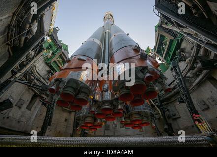 Baikonur, Kazakistan. 24 novembre 2025. Primo piano del massiccio motore russo Soyuz 2 per trasportare il razzo MS-28 nello spazio dopo il lancio sulla rampa di lancio 31 presso il cosmodromo di Baikonur, il 24 novembre 2025, a Baikonur, Kazakistan. Il lancio della navicella spaziale è previsto per il 27 novembre con 74 membri dell'equipaggio: L'astronauta della NASA Chris Williams, i cosmonauti Roscosmos Sergey Kud-Sverchkov e Sergei Mikaev alla stazione spaziale Internazionale. Crediti: Bill Ingalls/NASA/Alamy Live News Foto Stock