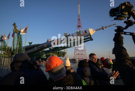 Baikonur, Kazakistan. 24 novembre 2025. I membri dei media guardano mentre il razzo russo Sojuz MS-28 viene sollevato in posizione verticale dopo il lancio sulla rampa di lancio 31 al cosmodromo di Baikonur, il 24 novembre 2025, a Baikonur, Kazakistan. Il lancio della navicella spaziale è previsto per il 27 novembre con 74 membri dell'equipaggio: L'astronauta della NASA Chris Williams, i cosmonauti Roscosmos Sergey Kud-Sverchkov e Sergei Mikaev alla stazione spaziale Internazionale. Crediti: Bill Ingalls/NASA/Alamy Live News Foto Stock