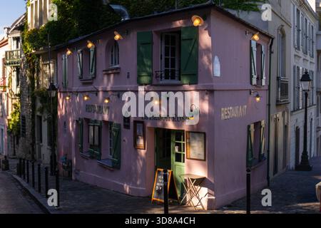 La piccola casa rosa a Montmartre Foto Stock
