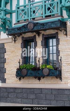 Russia, Oblast' di Samara, villaggio di Khryashchevka - 31 luglio 2023. Due finestre del ristorante Garibaldi con fioriere decorative in ferro battuto Foto Stock