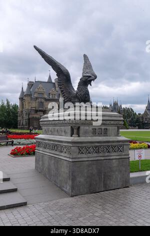 Russia, Oblast' di Samara, villaggio di Khryashchevka - 31 luglio 2023. Una scultura in bronzo di un grifone su un piedistallo in pietra di fronte al Castello Garibaldi. Landma Foto Stock