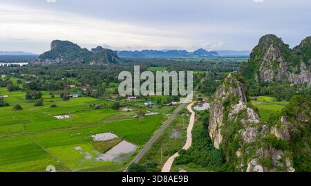 Veduta aerea di un campo e ville a Kampot, Cambogia Foto Stock