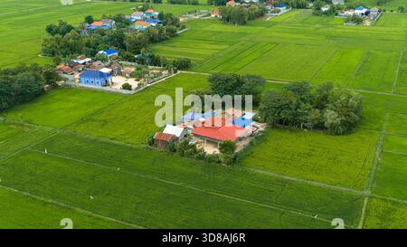 Veduta aerea di un campo e ville a Kampot, Cambogia Foto Stock