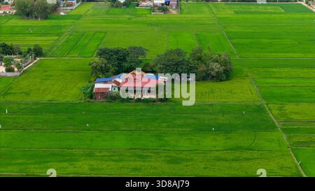 Veduta aerea di un campo e ville a Kampot, Cambogia Foto Stock