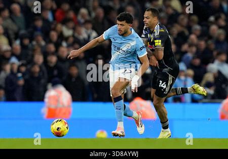 Manchester, Regno Unito. 29 novembre 2025. Matheus Nunes del Manchester City (L) è sfidato da Lukas Nmecha del Leeds United durante la partita Manchester City vs Leeds United Premier League all'Etihad Stadium di Manchester. Il credito per immagini dovrebbe essere: Andrew Yates/Sportimage Credit: Sportimage Ltd/Alamy Live News Foto Stock