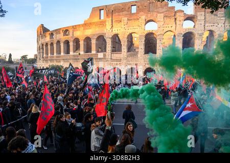 Roma, Italia. 29 novembre 2025. I manifestanti marciano davanti al Colosseo durante una manifestazione contro l'economia di guerra e a sostegno della Palestina a Roma il 29 novembre 2025. I manifestanti chiedono al governo italiano di smettere di fornire armi a Israele. Crediti: Insidefoto/Alamy Live News Foto Stock