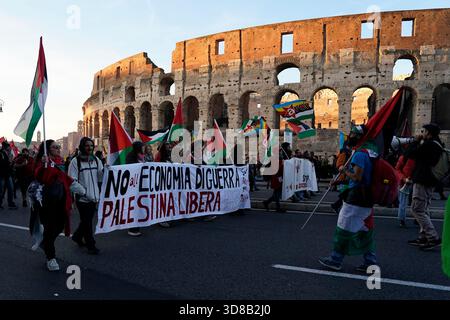 Roma, Italia. 29 novembre 2025. Banner: "No all'economia di guerra” alla manifestazione contro l'economia di guerra e a sostegno della Palestina a Roma il 29 novembre 2025. I manifestanti chiedono al governo italiano di smettere di fornire armi a Israele. Crediti: Insidefoto/Alamy Live News Foto Stock