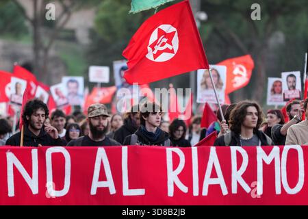 Roma, Italia. 29 novembre 2025. Striscione di manifestanti contro il riarmo durante la manifestazione contro l'economia di guerra e a sostegno della Palestina a Roma il 29 novembre 2025. I manifestanti chiedono al governo italiano di smettere di fornire armi a Israele. Crediti: Insidefoto/Alamy Live News Foto Stock