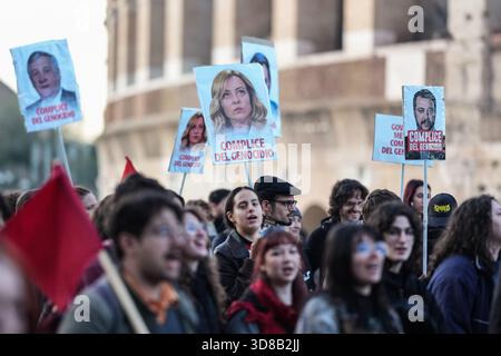 Roma, Italia. 29 novembre 2025. Segni di manifestanti contro il governo durante la manifestazione contro l'economia di guerra e a sostegno della Palestina a Roma il 29 novembre 2025. I manifestanti chiedono al governo italiano di smettere di fornire armi a Israele. Crediti: Insidefoto/Alamy Live News Foto Stock