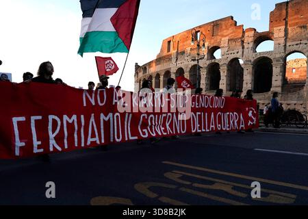 Roma, Italia. 29 novembre 2025. Striscione di manifestanti contro il riarmo durante la manifestazione contro l'economia di guerra e a sostegno della Palestina a Roma il 29 novembre 2025. I manifestanti chiedono al governo italiano di smettere di fornire armi a Israele. Crediti: Insidefoto/Alamy Live News Foto Stock