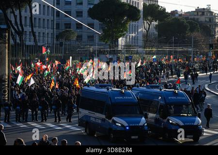 Roma, Italia. 29 novembre 2025. Manifestazione contro l'economia bellica e a sostegno della Palestina a Roma il 29 novembre 2025. I manifestanti chiedono al governo italiano di smettere di fornire armi a Israele. Crediti: Insidefoto/Alamy Live News Foto Stock