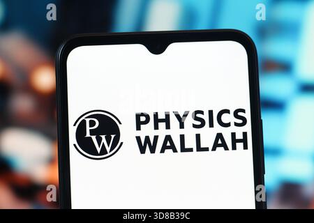 In questa illustrazione fotografica, il logo PW - Physics Wallah viene visualizzato sullo schermo di uno smartphone. Foto Stock