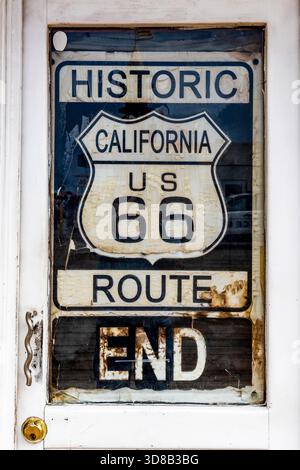 Segui le indicazioni per la fine della Route 66 sul molo di Santa Monica, California, USA [non disponibile; solo licenze editoriali] Foto Stock
