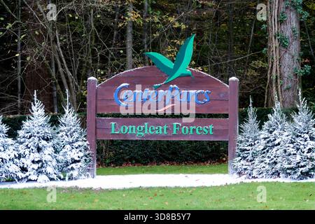 Warminster, Wiltshire, UK - November 26 2025: Center Parcs Longleat Forest, Wiltshire Christmas 2025 entrance sign with artificial snow Foto Stock