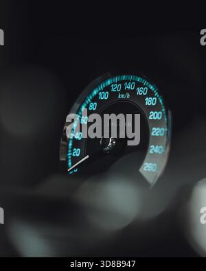 Primo piano del tachimetro di un'auto Jaguar che mostra i chilometri all'ora e i dettagli del cruscotto interno. Foto Stock