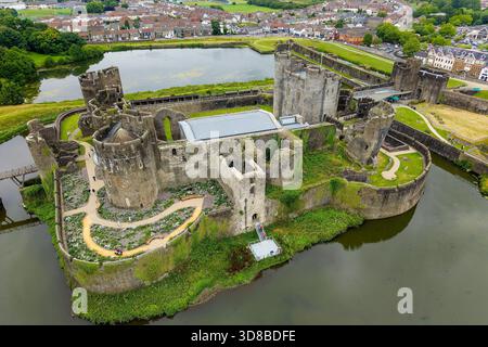 Colpo di droni ad angolo alto delle rovine del castello di Caerphilly del XIII secolo e della città del Galles Foto Stock