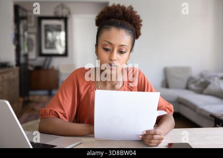 Giovane seria manager afroamericana che lavora da casa Foto Stock