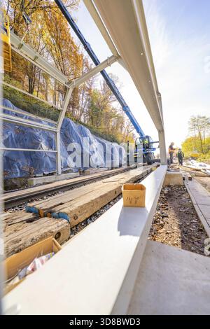 Ammira lungo una linea ferroviaria con strutture in metallo in costruzione e una gru, il cantiere della Hermann Hesse Railway Bat Tunnel, Calw, Foresta Nera, G. Foto Stock