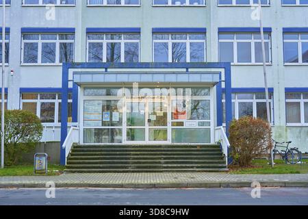 Ingresso dall'Ufficio di assistenza alla gioventù di Magdeburgo, Sassonia-Anhalt, Germania Foto Stock