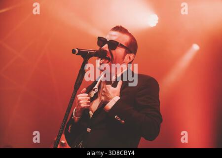Roma, Italia. 29 novembre 2025. Davide Petrella, conosciuto con il suo nome d'arte Tropico, si esibisce dal vivo all'Atlantico Club durante il concerto di apertura del suo tour del 2025. Credito: SOPA Images Limited/Alamy Live News Foto Stock