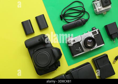 Composizione con diverse attrezzature fotografiche su sfondo a colori Foto Stock