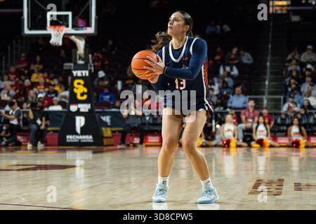 La guardia dei Pepperdine Waves Meghan fiso (13) spara durante una partita di basket femminile NCAA contro gli USC Trojans, venerdì 28 novembre 2025, al Galen Center di Los Angeles, CA. I Trojans sconfissero i Waves 82-52. (Jon Endow/immagine dello sport) Foto Stock