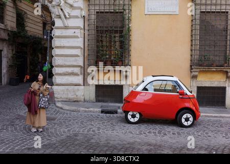 Roma. Italia. Mini auto elettrica Microlino parcheggiata nel centro storico di Roma. Foto Stock
