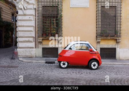 Roma. Italia. Mini auto elettrica Microlino parcheggiata nel centro storico di Roma. Foto Stock