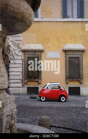 Roma. Italia. Mini auto elettrica Microlino parcheggiata nel centro storico di Roma. Foto Stock