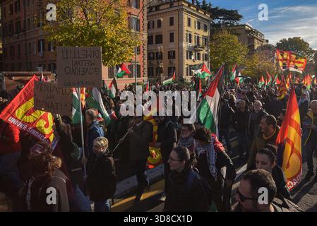 Roma, Italia. 29 novembre 2025. I manifestanti marciano con le bandiere durante la manifestazione nazionale USB contro le politiche di guerra e a sostegno della Palestina. (Foto di Vincenzo Nuzzolese/SOPA Images/Sipa USA) credito: SIPA USA/Alamy Live News Foto Stock
