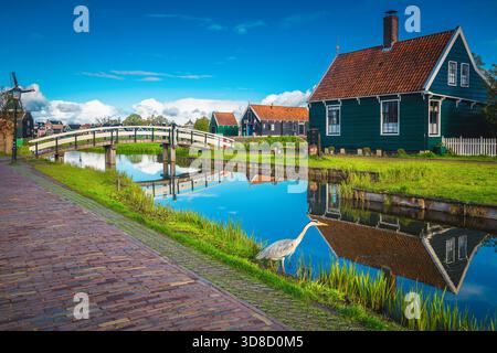 Graziosa vista sulla strada della campagna olandese con piccole case in legno tradizionali, villaggio turistico di Zaanse Schans, Paesi Bassi, Europa Foto Stock
