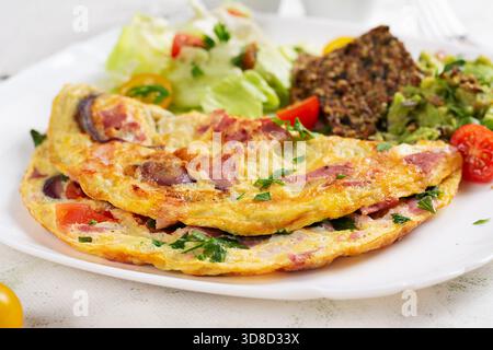 Omelette con prosciutto e verdure. Colazione salutare. Foto Stock