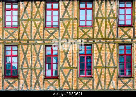 Elevazione laterale del vecchio edificio in legno nel quartiere vecchio della città - Tours, Indre-et-Loire (37), Francia. Foto Stock