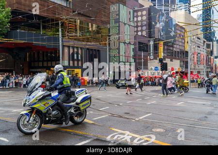 Melbourne, Victoria, Australia. 30 novembre 2025. Un agente della polizia di Victoria su una moto osserva una protesta anti-razzista che si sta verificando fuori Melbourne Foto Stock