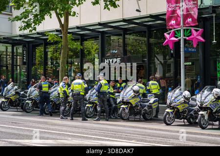 Melbourne, VIC, Australia. November 30, 2025. - Melbourne police officers wearing high-visibility vests and mounted on motorcycles convene in the CBD, Foto Stock