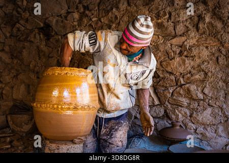 Uomini berberi che fanno vasi di argilla, Marocco. Foto Stock