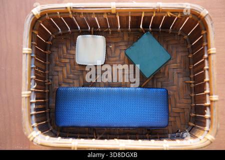 Cestello in tessuto con prodotti essenziali per la pulizia, espositore ecologico per il bagno con sapone e spugnetta Foto Stock