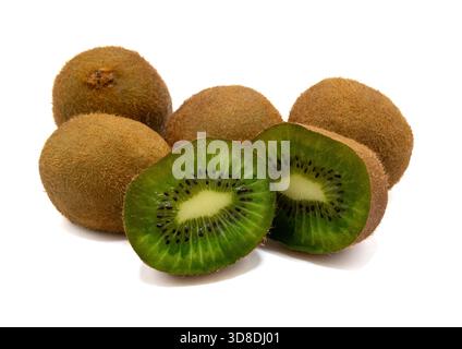 Un assortimento fresco di kiwi interi e pezzi tagliati a fette su uno sfondo pulito. Ottimo per blog di cibo, guide nutrizionali, packaging e concetti di stile di vita sano. Foto Stock