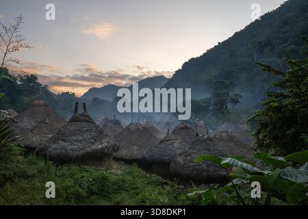 Tradizionali capanne del villaggio Kogi all'alba sul Lost City Trek, Colombia Foto Stock